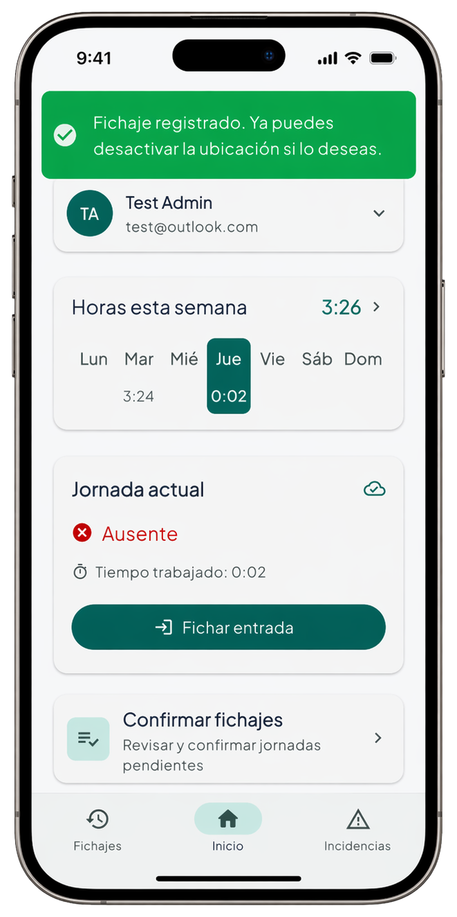 El trabajador abre WorkTracker y pulsa el botón de fichaje